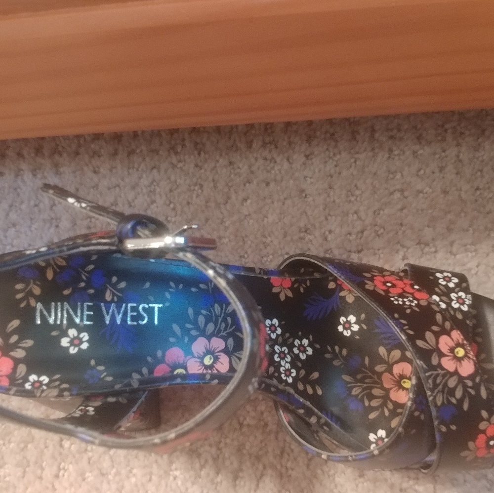 Nine West sandal heels, black floral (size 6.5)